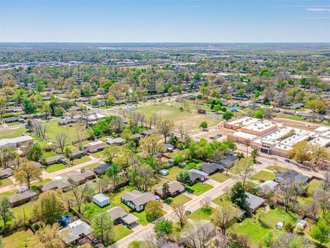 Building Photo - 1222 Westlawn Dr