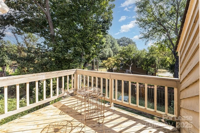 Building Photo - 1608 Sharon Rd W