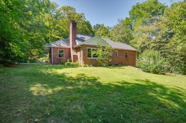 Building Photo - Classic Brick Multi-Level Home with Backya...