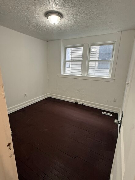 Building Photo - 15220 Saranac Rd