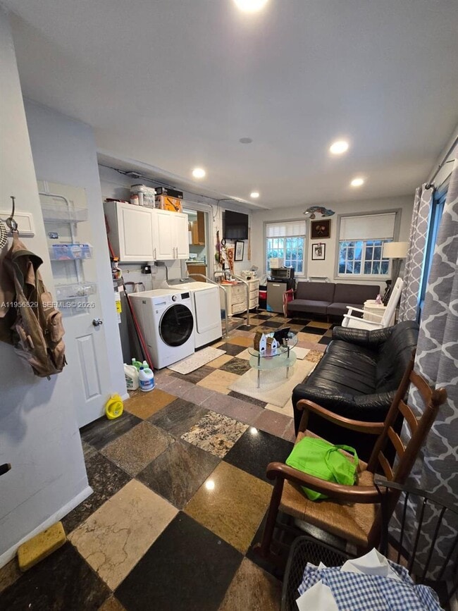 Building Photo - 3083 SW 17th St