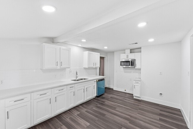 Building Photo - 2281 Des Jardines St