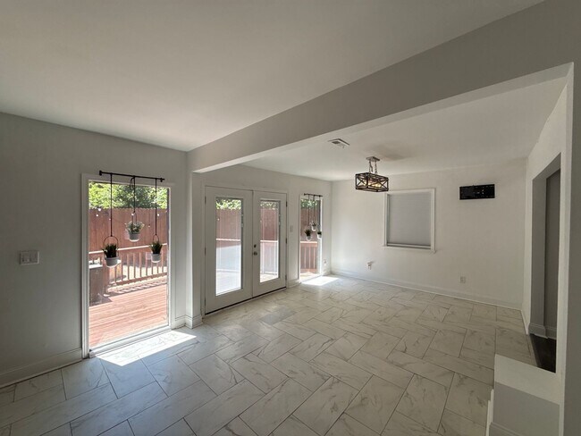 Building Photo - Updated Ranch Home with Luxury features!