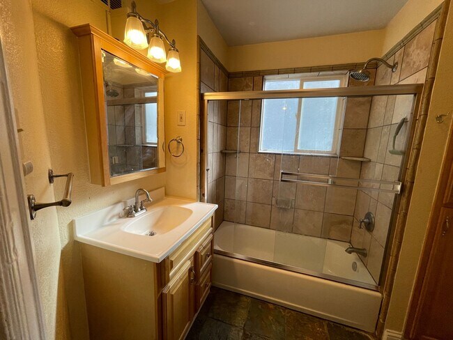 Building Photo - Charming 3 Bed 2 Bath in Downtown Denver.