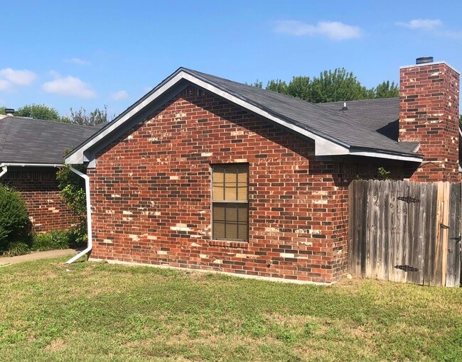 Building Photo - 906 Teakwood Ln