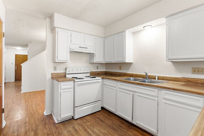 Building Photo - 1303 Conway Dr