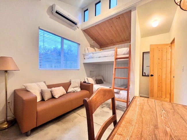 Building Photo - Fully furnished studio apartment in the North End! | 3-6 month leases available!!