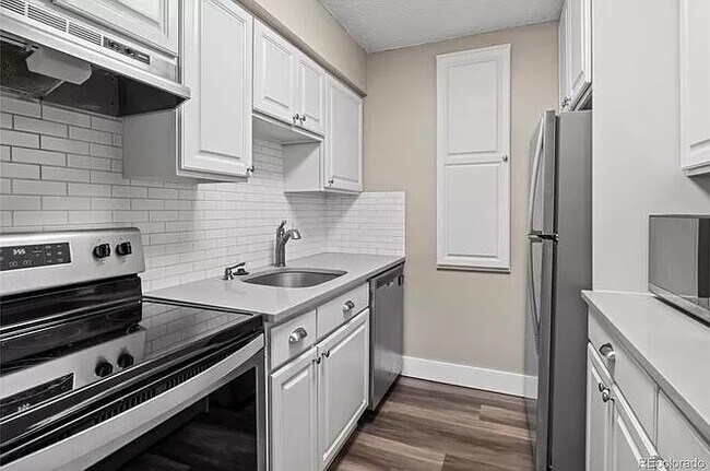 Building Photo - 5770 E Warren Ave