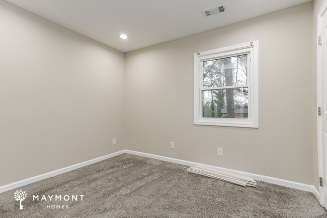 Building Photo - 905 King Dr SE