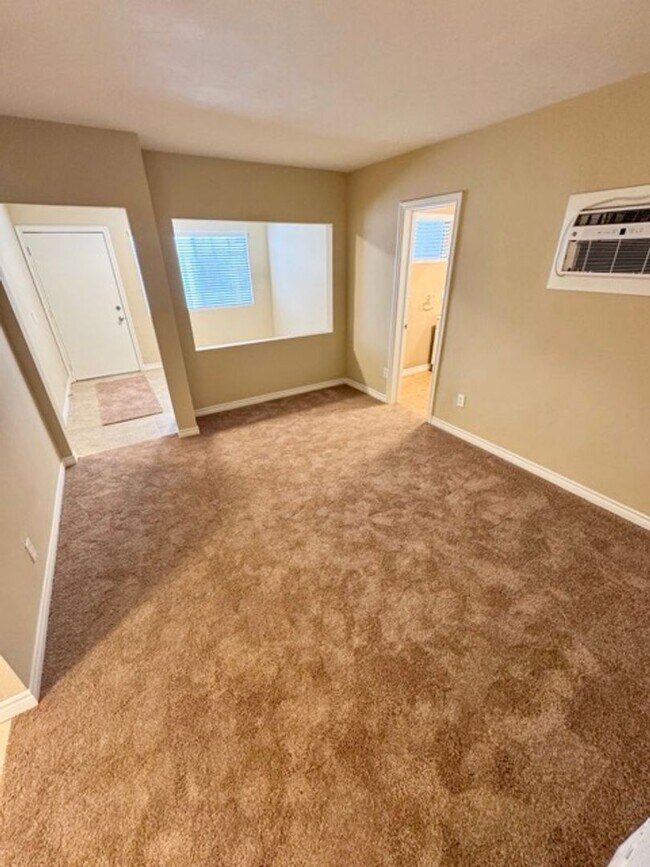 Building Photo - Charming 2 Bed 2 Bath Duplex Home on Large...