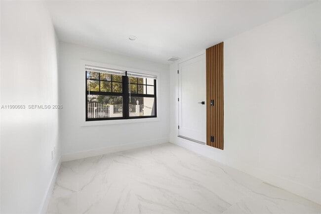 Building Photo - 3640 SW 13th St