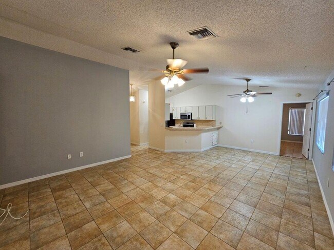 Building Photo - Must See!!!  Large 2 Bed 2 Bath with garag...
