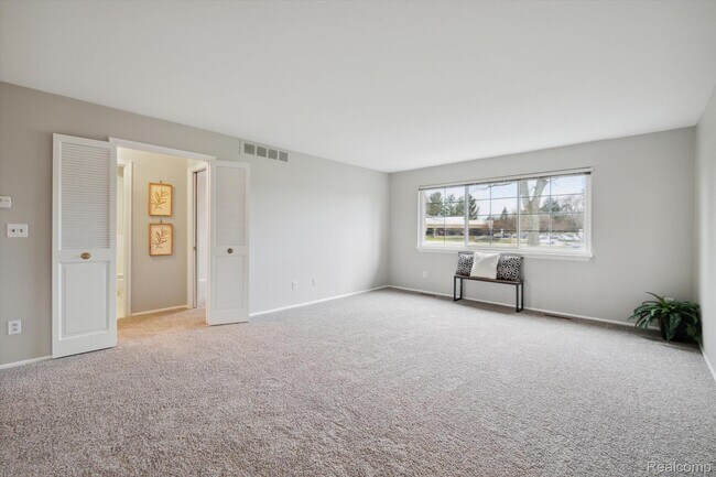 Living room - 42536 Woodward Ave