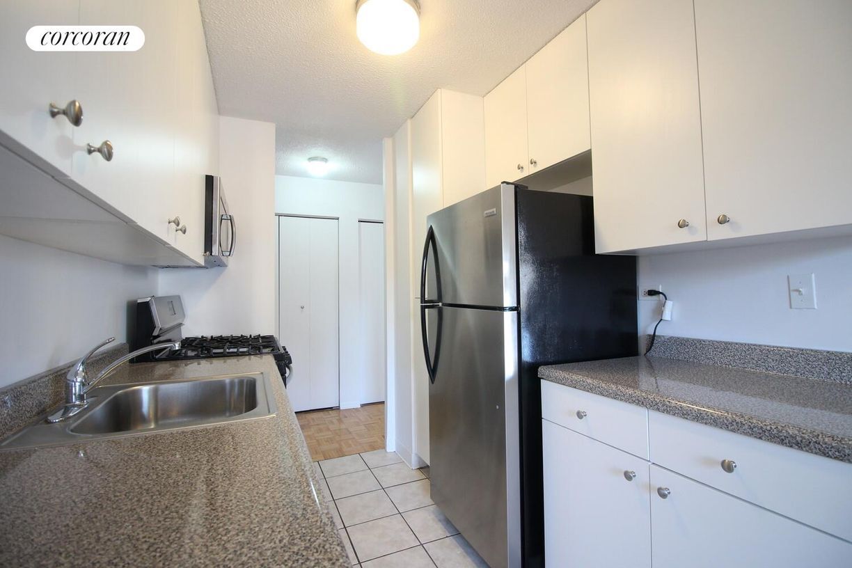 Building Photo - 175 W 90th St