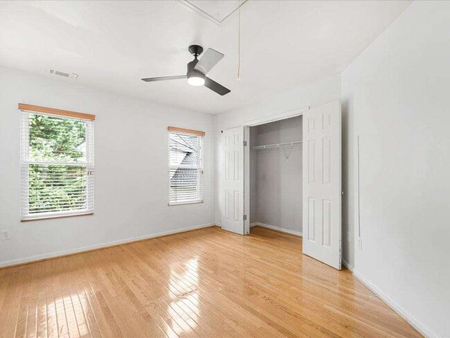 Building Photo - 3042 Oak Vista Way SW