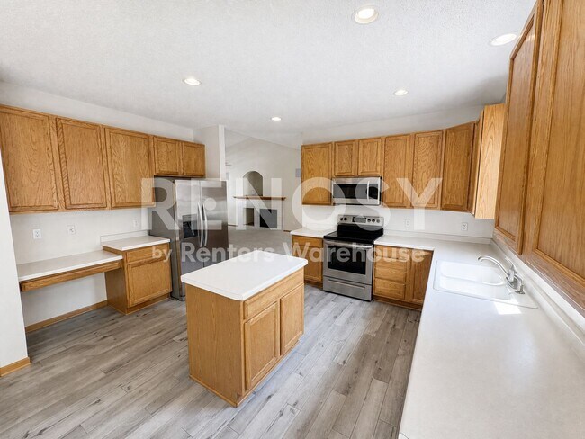 Building Photo - Available September 1st 3 Bedroom 3 Bath Single Family Home in Plymouth