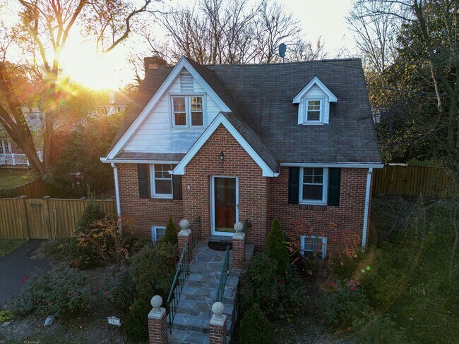 Building Photo - 903 Crestview Dr