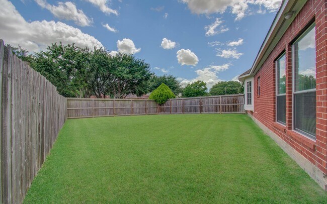 Building Photo - 3043 W Hampton Dr