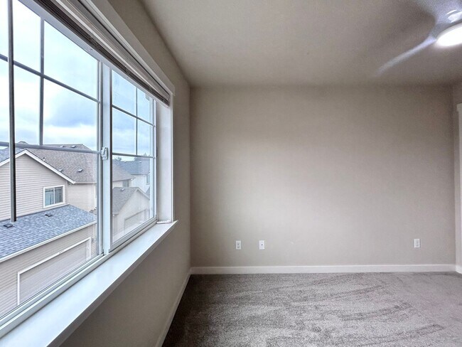 Building Photo - Incredibly Large 4 Bed 2.5 Bath Charmer!