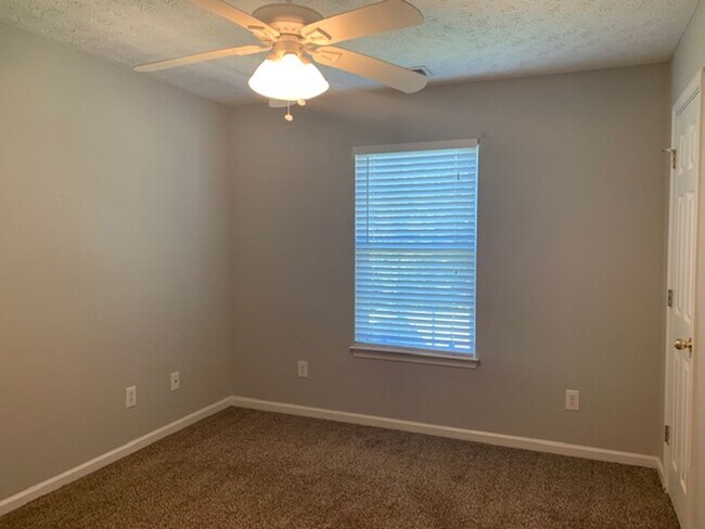 Building Photo - Beautiful 3BR / 2.5BA Split Level with Expansive Backyard and Privacy Fence!