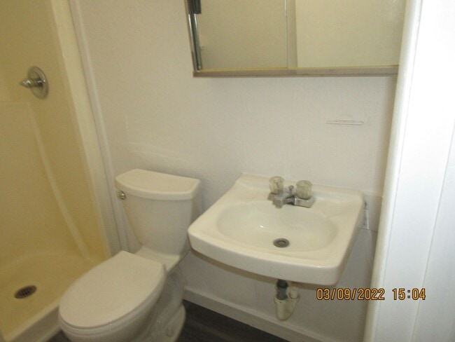 Building Photo - centrally located, pets negotiable with ow...