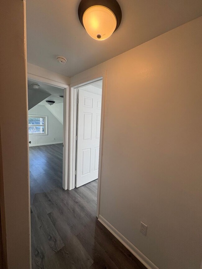 Building Photo - Stunning 5 Bedroom Home