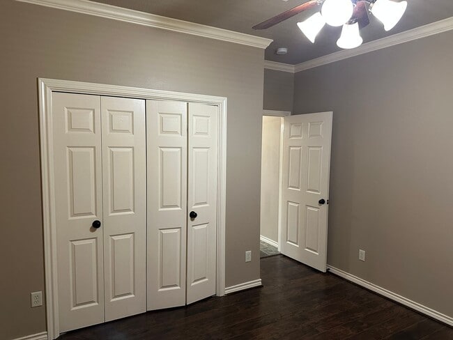 Building Photo - College Station - 3 bedroom 2 bath- 2 car garage - fenced in back yard home in Castlegate