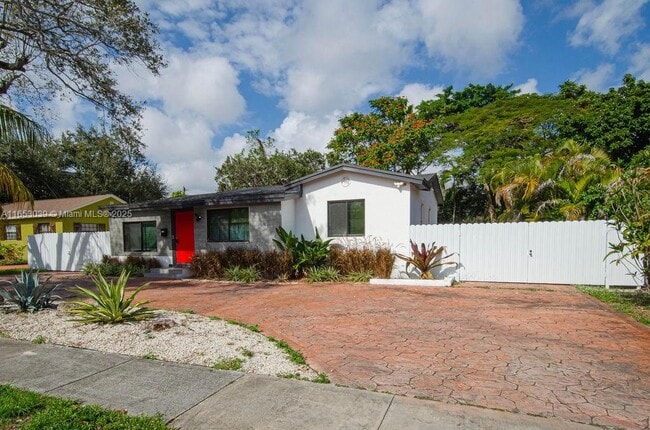 Building Photo - 935 NE 129th St