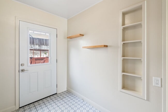 Building Photo - Cute, Comfortable and Convenient Apartment...
