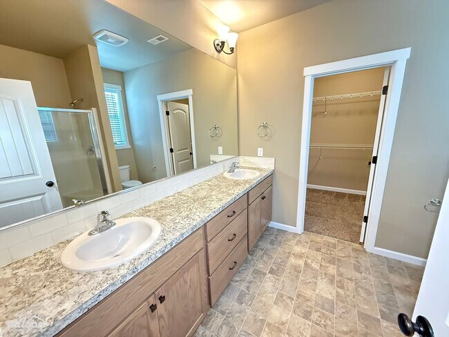 Building Photo - Modern 3-Bed Moxee Home with Huge Fenced Yard & Covered Patio