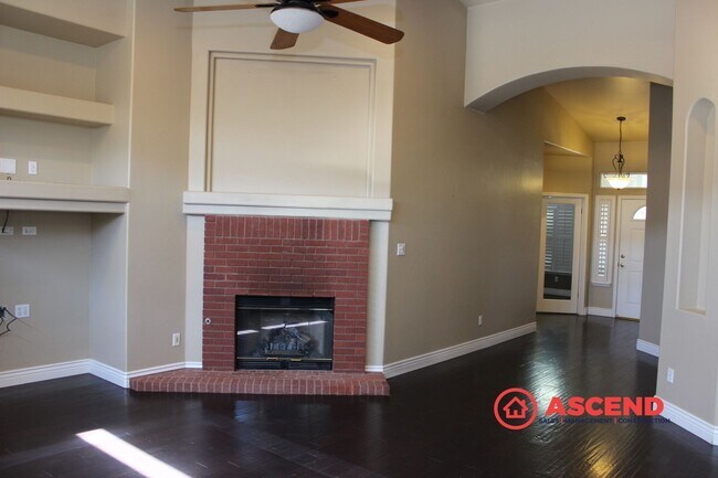 Building Photo - Beautiful 4 Bed / 2 Bath Home in Desirable Seven Oaks Community!