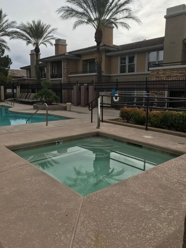 Building Photo - Great Townhouse over lookings TPC Summerli...