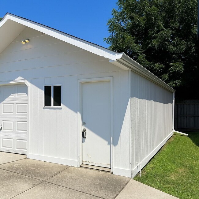 Building Photo - Charming 3BR House in Toledo