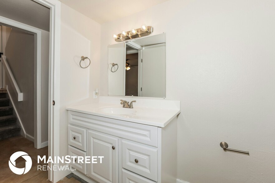 Building Photo - 921 S Val Vista Dr