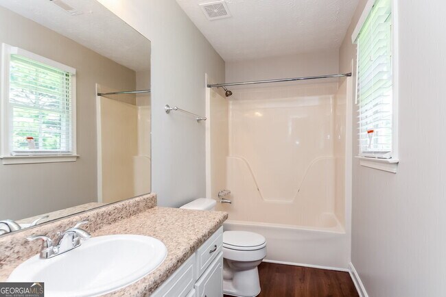 Building Photo - 465 Rosehill Dr