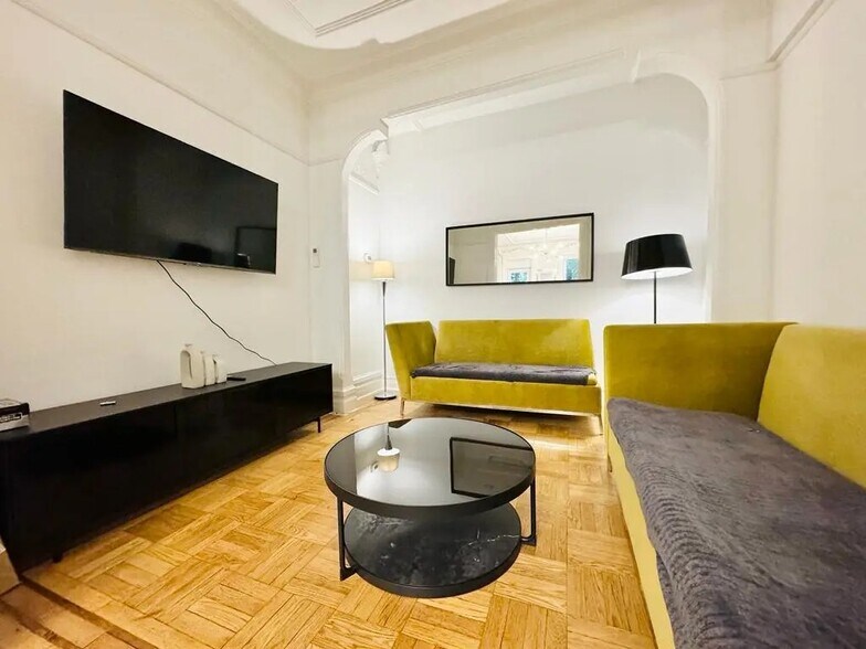 Building Photo - Furnished room/NOT APARTMENT