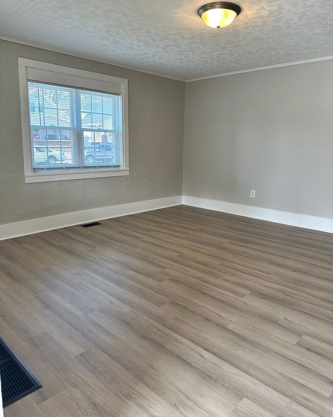 Building Photo - Renovated 3-Bedroom Gem within walking dis...