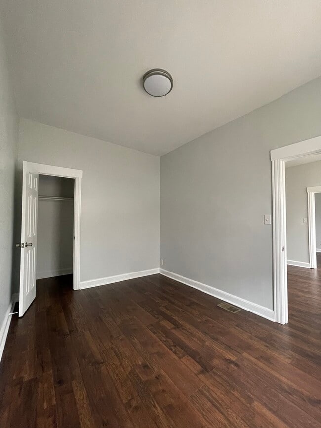 Building Photo - 916 W 68th St