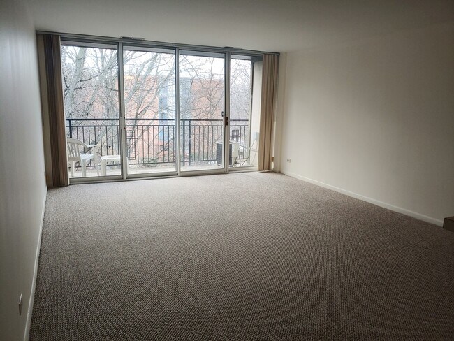 Building Photo - 5820 Oakwood Dr