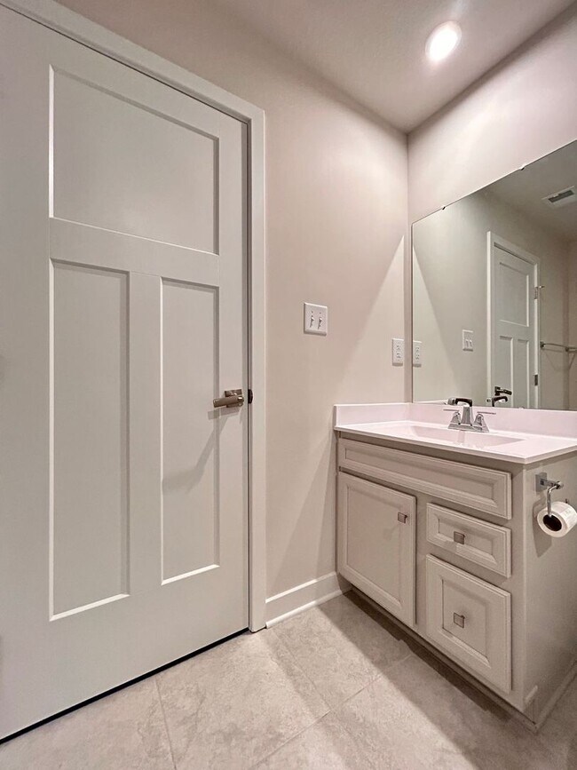 Building Photo - Spacious 4-Bedroom Townhome with Garage & ...