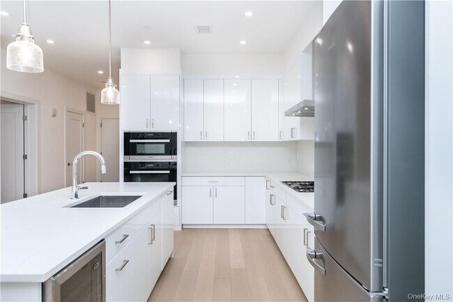 Building Photo - 110 Chatsworth Ave