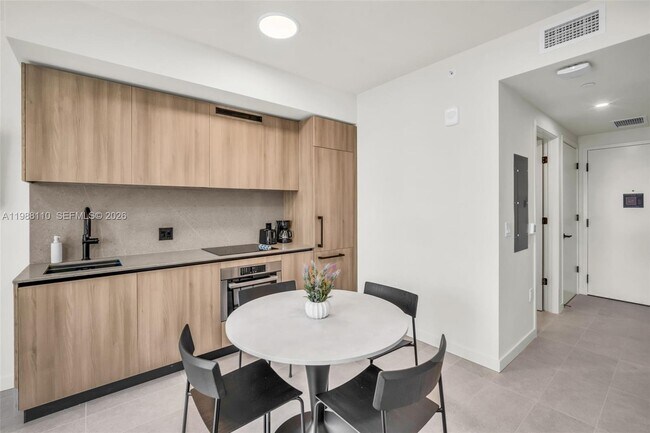 Building Photo - 121 NE 5th St