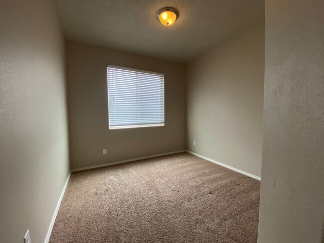 Building Photo - 7000 Napoleon Rd NE