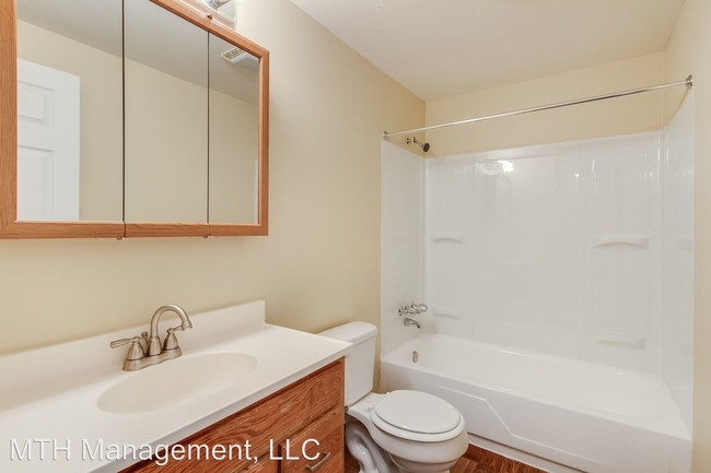 Building Photo - 3 br, 1 bath Apartment - 1001 Vincent Court