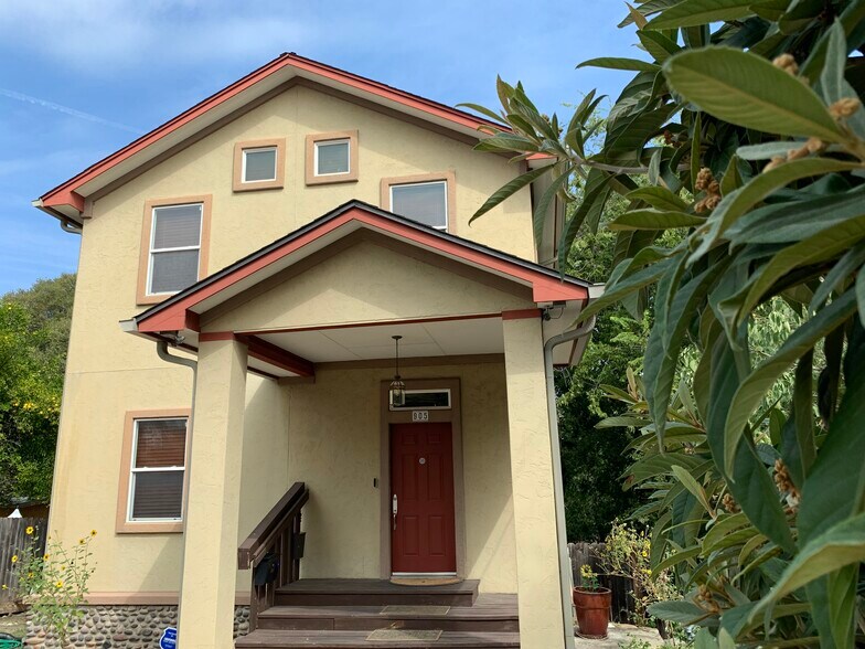 Front view of house. - 905 Prospect Ave