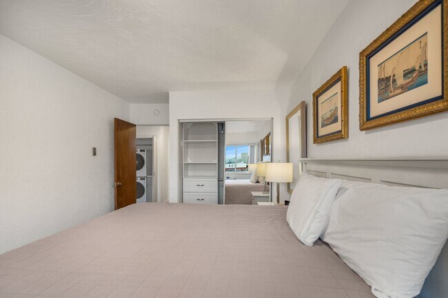 Building Photo - Downtown Furnished 1 Bed / 1 Bath Apartmen...