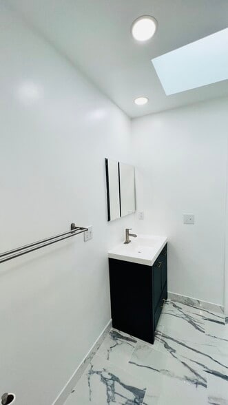 Building Photo - 5406 Kennedy Blvd W