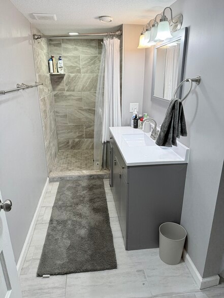 Downstairs bathroom - 1960 Lincoln Ave #4