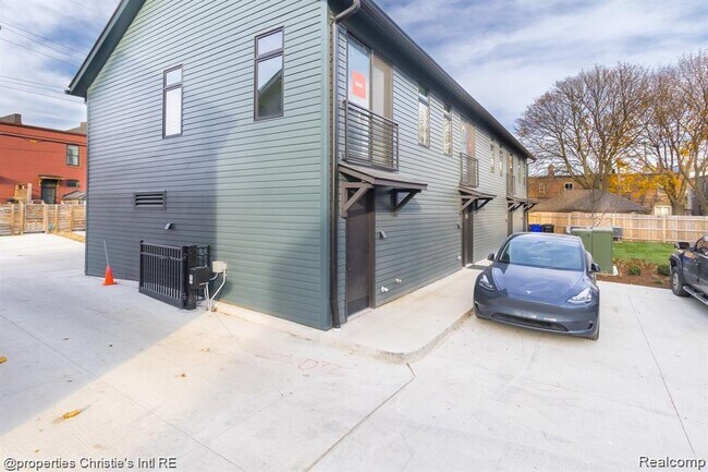 Building Photo - 1642 Bagley St