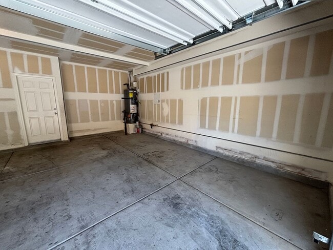 Building Photo - GUARD GATED 3 BED 2.5 BATH 2 CAR GARAGE TO...